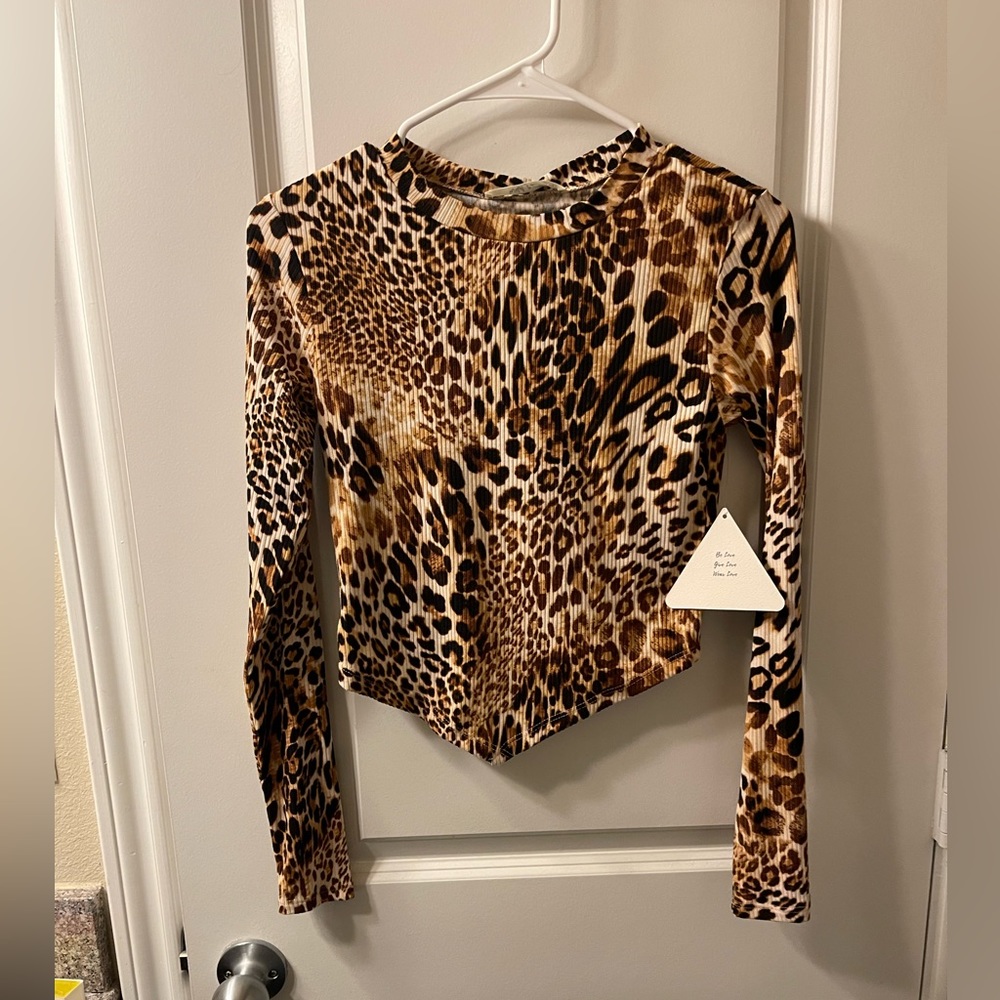 V cut cheetah print crop top